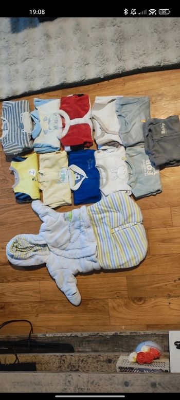 Vêtements 1 mois12 articles
1 mois 

2 pyjamas Orchestra 
3 pyjamas Kiabi 
1 pyjama Gémo
2 pyjamas Grain de blé 
3 pyjamas sans marques 
1 combi-pilote orchestra 

Possible de vendre à l'unité 😊