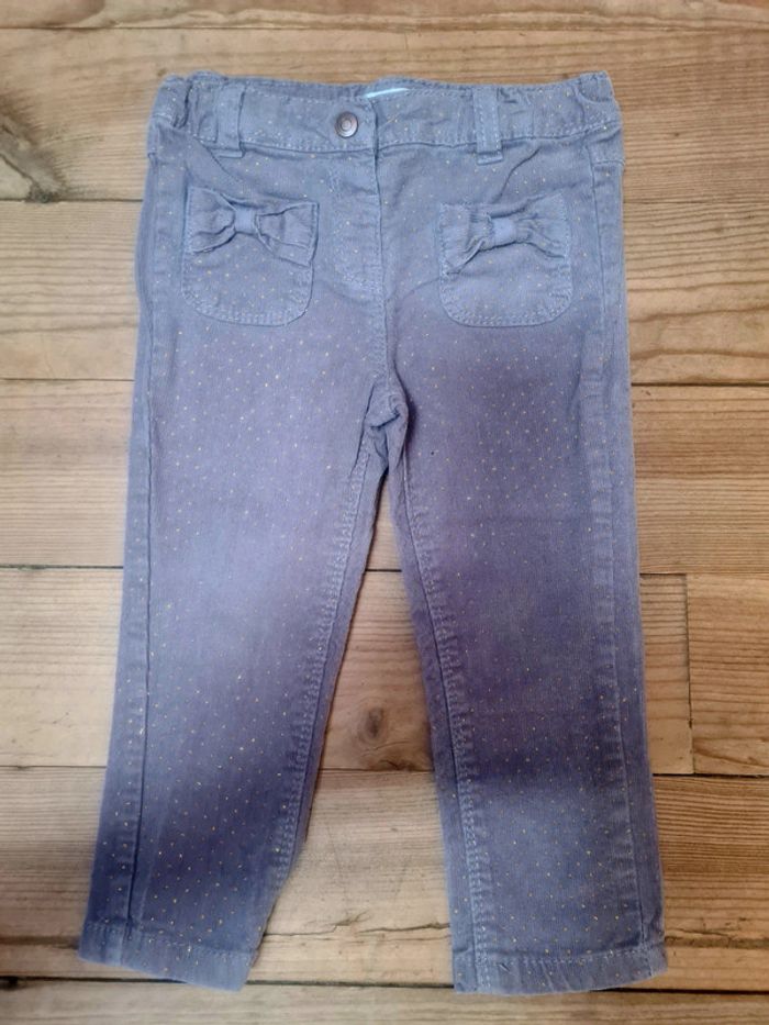 Pantalon en velours cotelé pour bebe fille.
