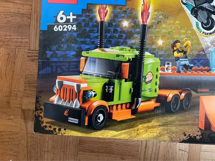 Boîte lego City 60294 Le camion de spectacle des Cascadeurs Neuve - photo numéro 10