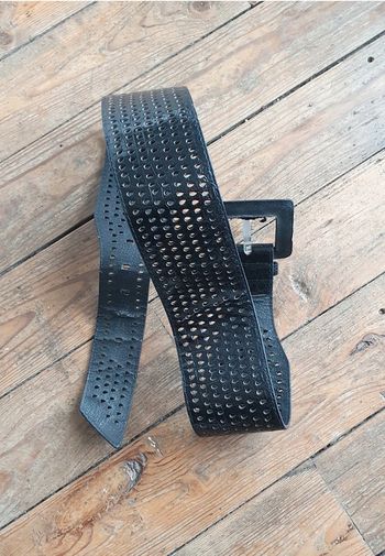 Grosse Ceinture Noire Brillante À trous