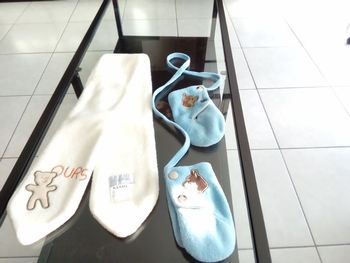 Lot d'une écharpe et d'une paire de gants  6 mois