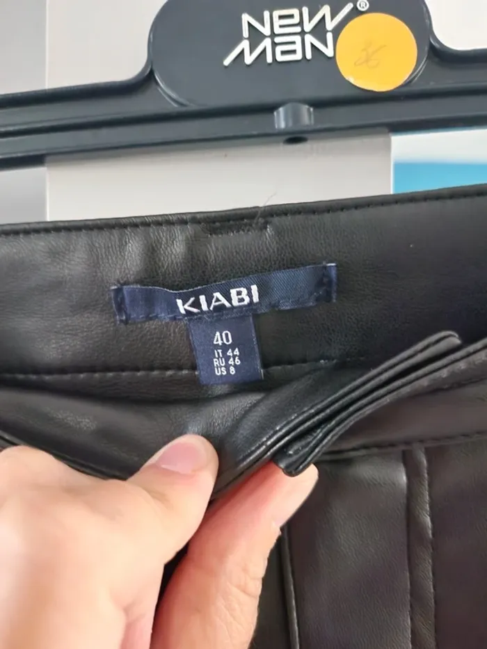 Pantalon noir simili cuir kiabi taille 40 excellent état - photo numéro 3