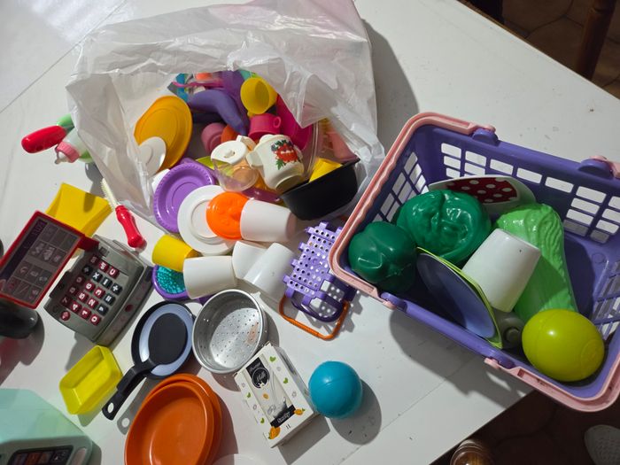 Lot dinette charet et quelques petits truc de bebe micro-ondes