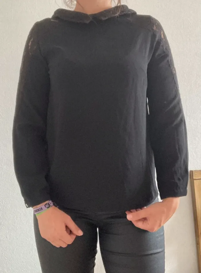 Blouse noire avec col
