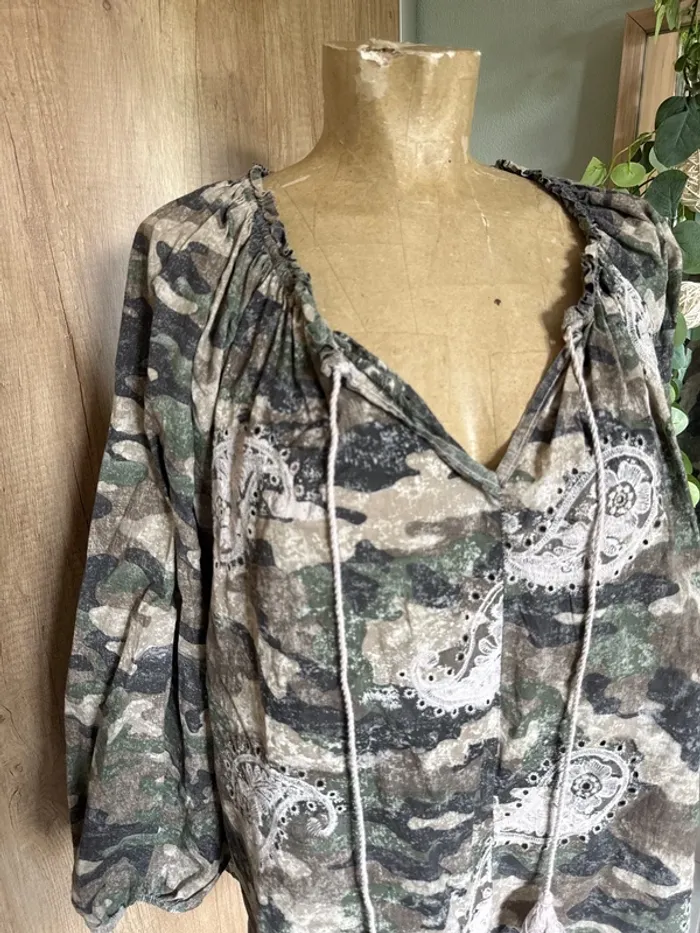 Très belle blouse très oversize camouflage et broderie femme - photo numéro 2
