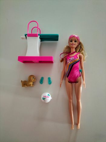 Poupée Barbie nageuse avec son chien
