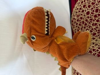 Peluche marionnette dinosaure orange Jurassic world 25 cm