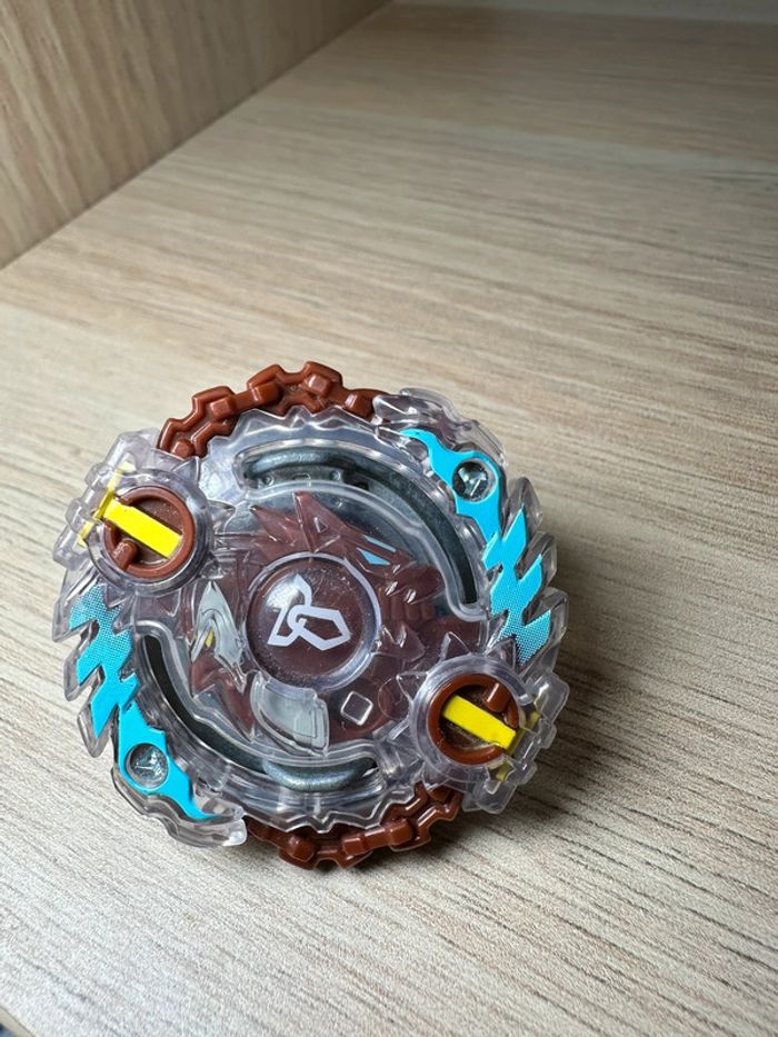 Toupie beyblade tyros t2