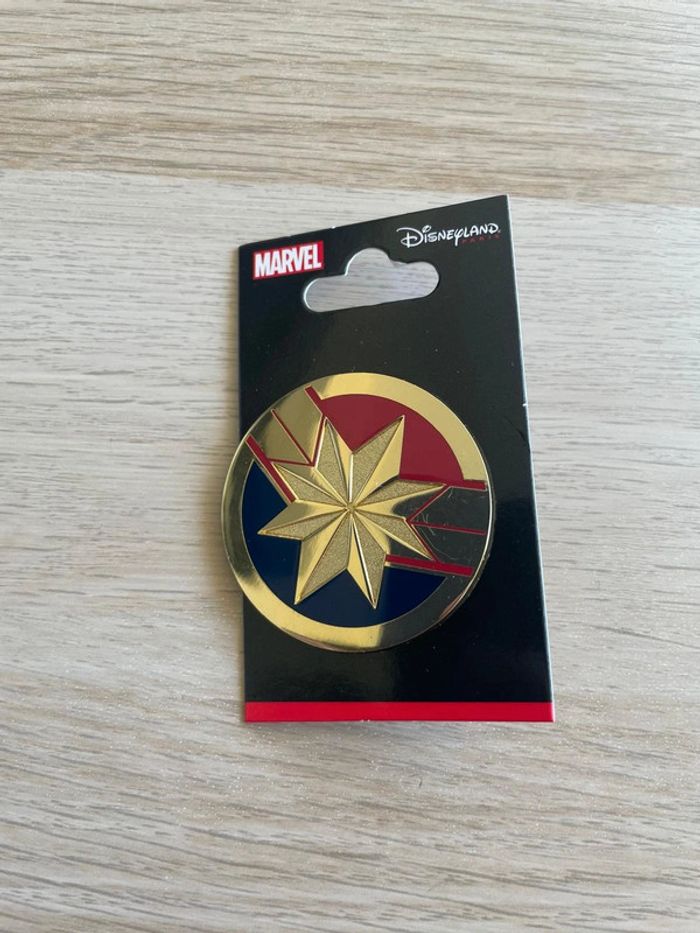 Pin's Marvel Captain Marvel - Logo Étoile - Disneyland Paris