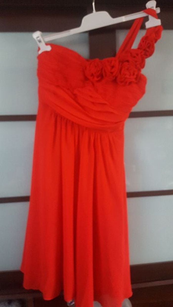 jolie robe rouge très bon état . taille S