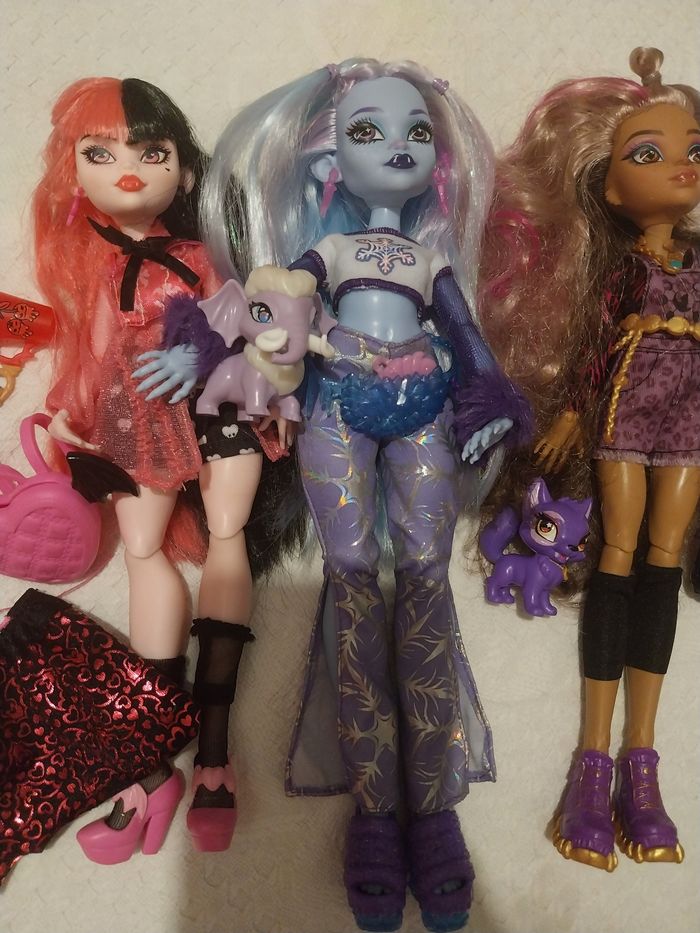 3 Poupées Monster High G3 Abbey Clawdeen Draculaura Basic Mattel 2022 - photo numéro 3