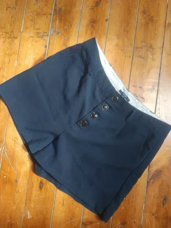 Short court bleu