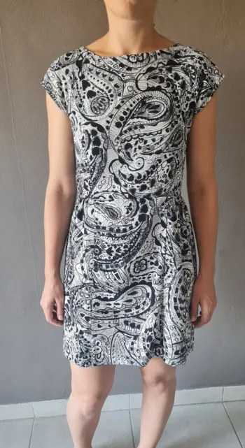 Robe noire et blanche