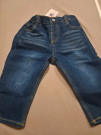 Jean 12 mois neuf avec étiquette super u