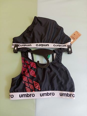 Maillot de bain deux pièces Umbro taille 8/10 ans