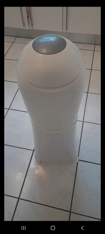 Poubelle a couches avec rehausse et rangement des recharges