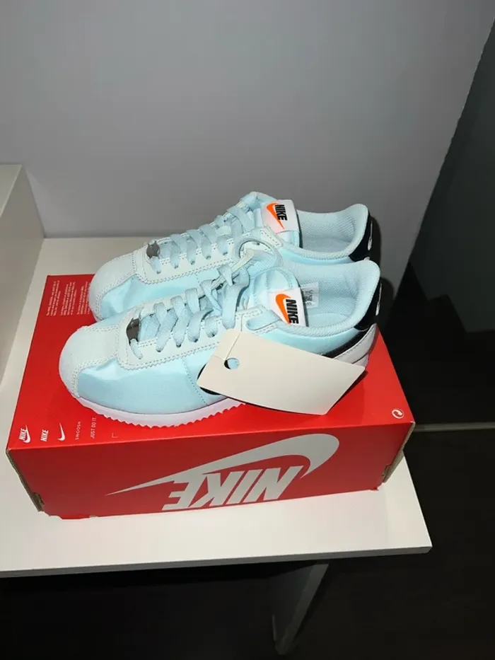 Basket Nike taille 35.5 - photo numéro 4