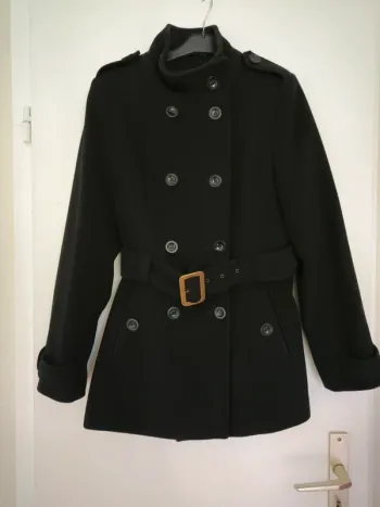 Manteau noir ici et maintenant