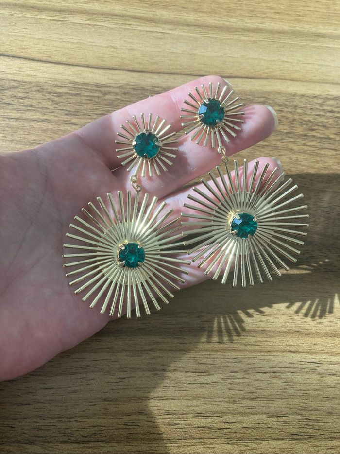 Boucles d’oreilles pendantes NEUVES femme de forme ronde couleur doré et vert