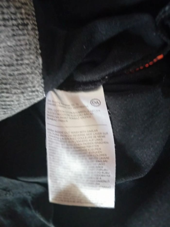 Joli Tee-shirt noir. Taille 9 ans - photo numéro 16