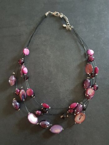 Collier fil noir perles prunes