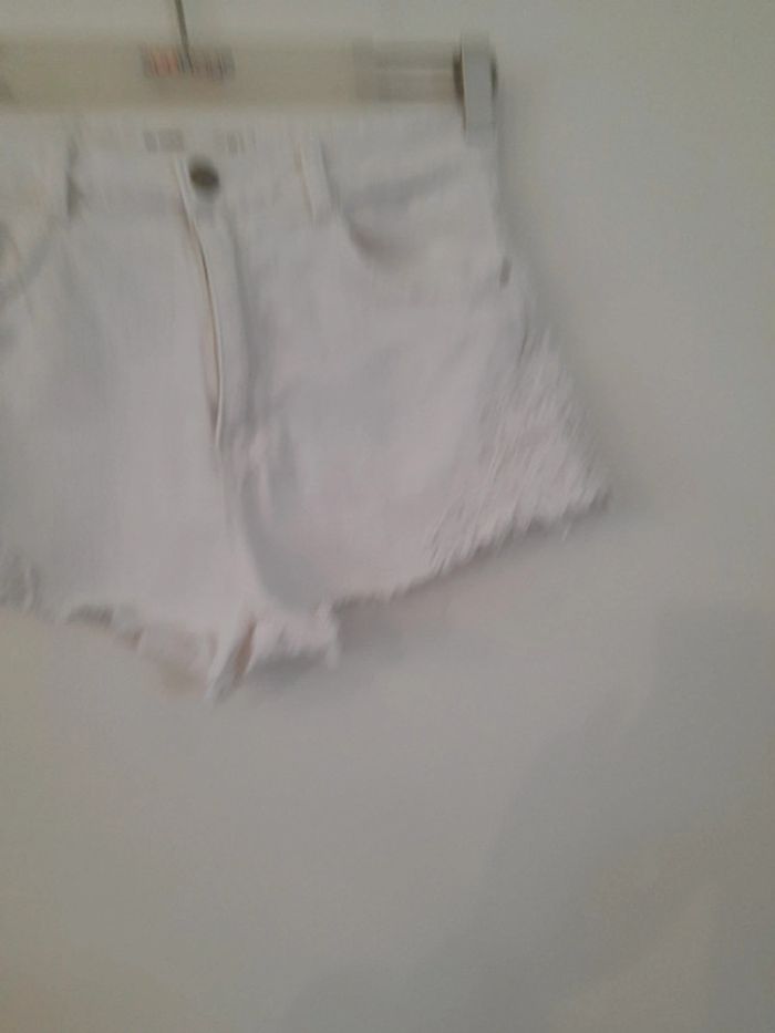 Short blanc en jeans. Taille 34. - photo numéro 3