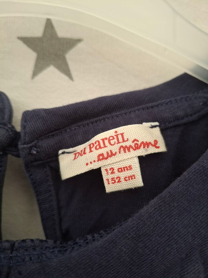 Tee-shirt bleu marine avec col rond 12 ans DPAM
Petit bouton derrière
Très bon état ni trous ni tache - photo numéro 4