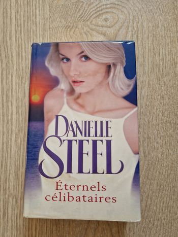 Livre Danielle Steel " Éternels célibataires"
