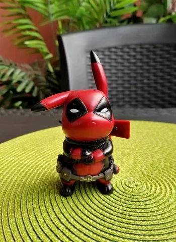 Figurine Pokemon Pikachu / Deadpool Marvel - Neuve