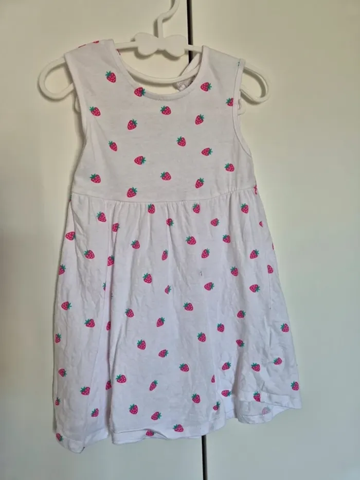 robe d'été KIABI taille 2 ans 92cm blanches motifs fraises sans  manches  🌸 collection 2025