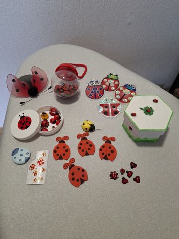 Joli lot coccinelles pour déco/scrap diff formes et matières dont 6 en verre
