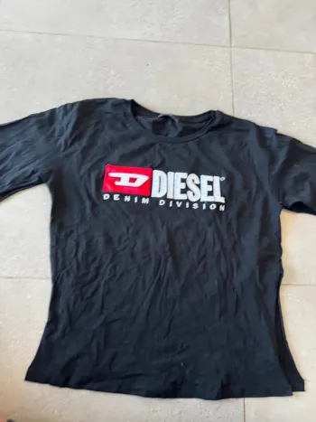 T-shirt Diesel, bon état mais découpé sur les cotés taille M