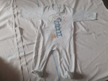 Babygros bleu ciel motif chien sur échelle