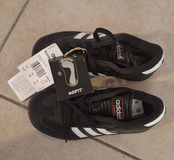 Adidas samba neuf  en cuir taille 30 et demie prix 45