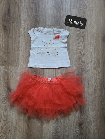 Ensemble Tee-shirt et jupe froufrou 
18 mois