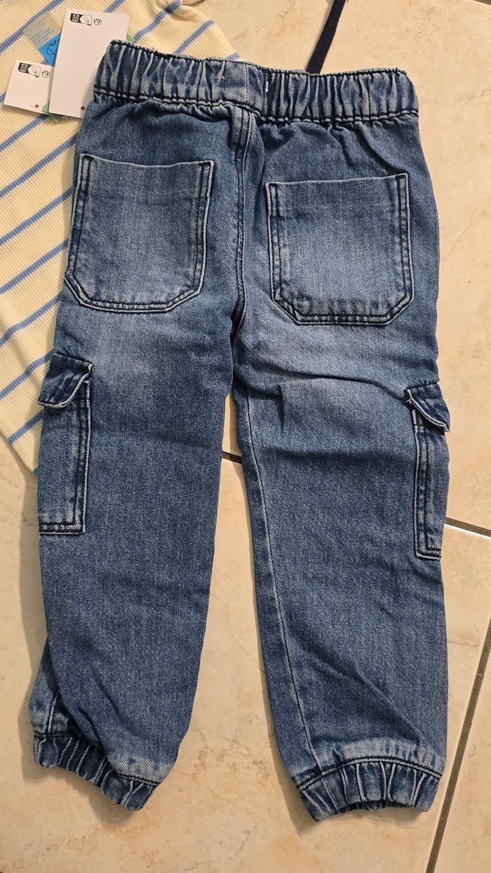 (Neufs non portés) 🏷🤩🥰💙 superbe ensemble teeshirt mc ,jeans cargo 4ans Garçon 💙🥰🤩 - photo numéro 5