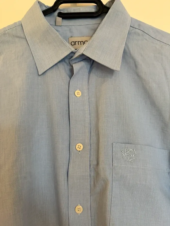 Chemise bleu vintage en bon état taille 46 armorial - photo numéro 4