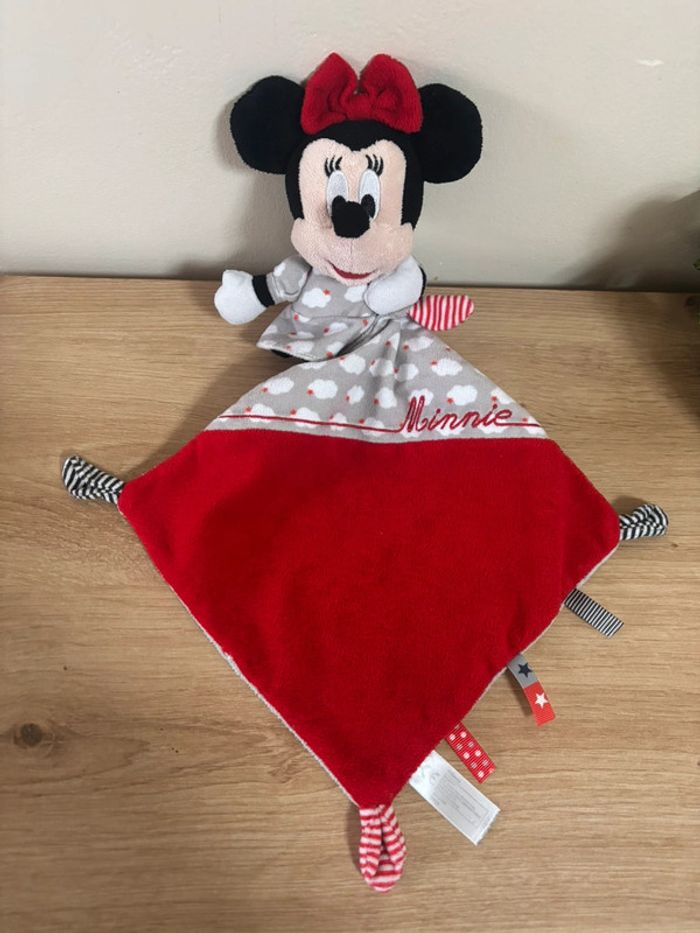 Doudou Minnie mouchoir rouge gris Disney nicotoy - photo numéro 2