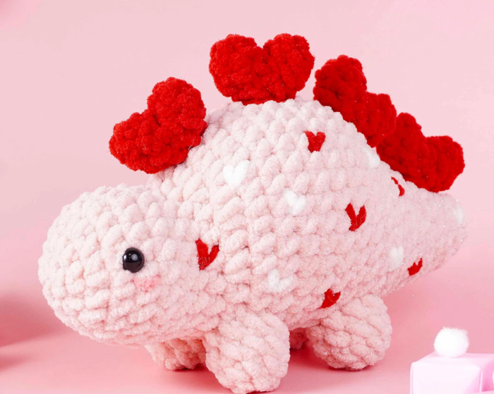 🦕❤️ Peluche Stégosaure avec Cœur au crochet – Fait main avec amour 🧶💚