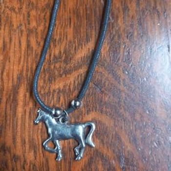 Collier avec pendentif cheval