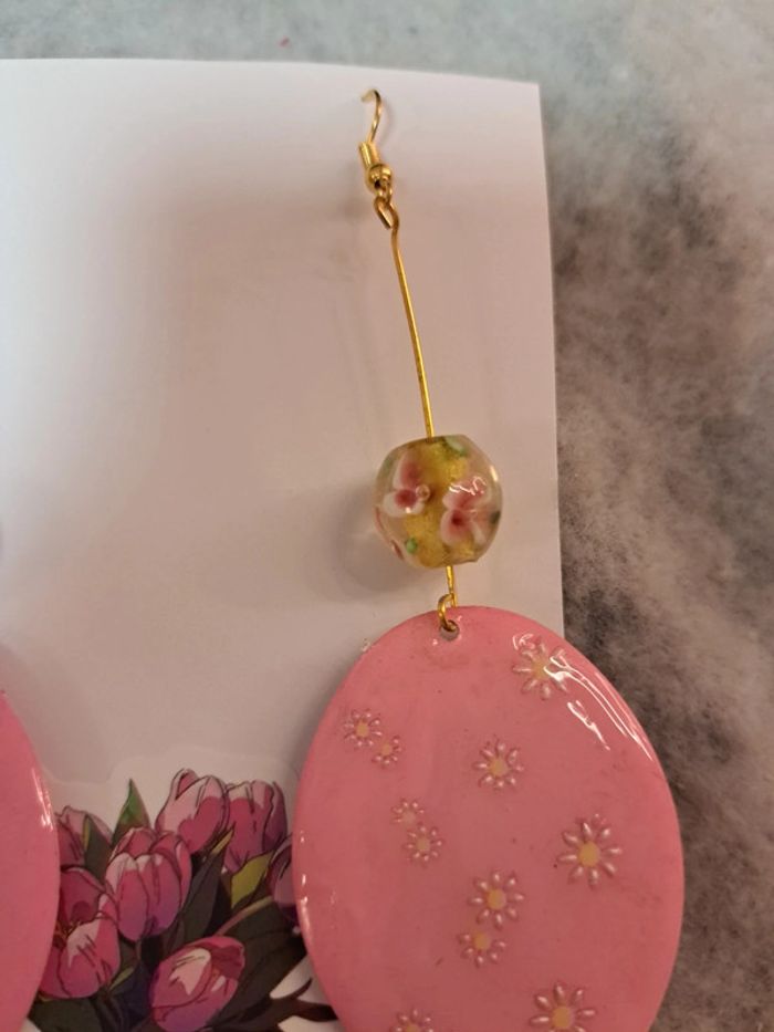 Boucles d'oreilles pendante en résine - photo numéro 8