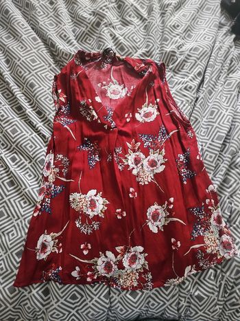 Blouse sans manches rouge fleuri