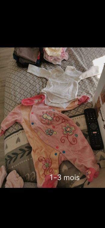 Un Bodie blanc et pyjama