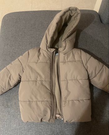 Les deux sont en très bon état, utilisés seulement deux fois, comme neufs. Pointure des chaussures : 22. Veste : 18 mois.