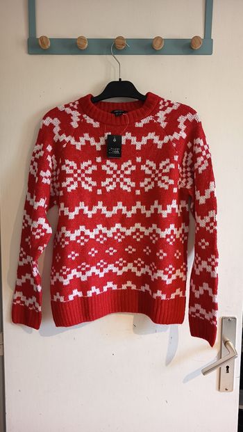 Pull rouge et blanc avec étiquette taille S