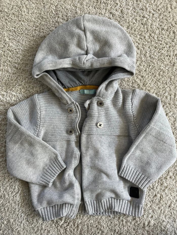 Gilet à capuche gris marque Obaïbi taille 23 mois