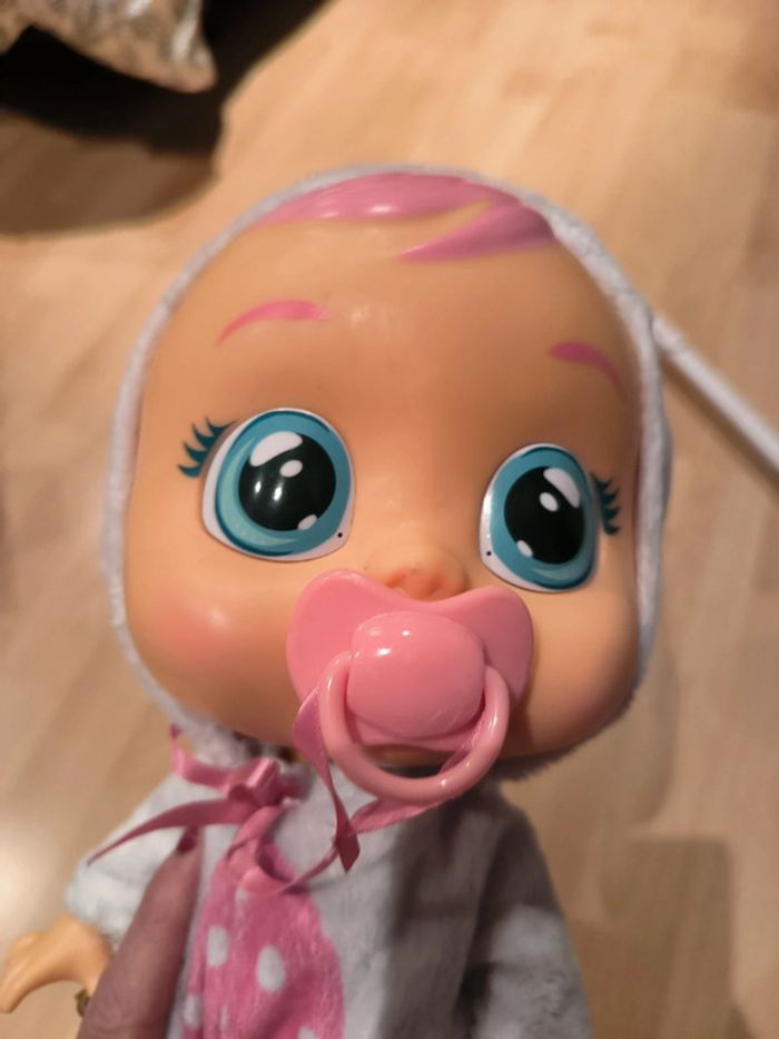 Bébé avec sa tutute et pyjama blanc - gris - photo numéro 5