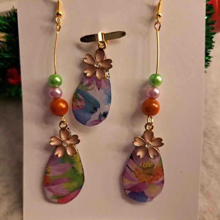 Boucles d'oreilles pendante avec pendentif assortie multicolore - photo numéro 3
