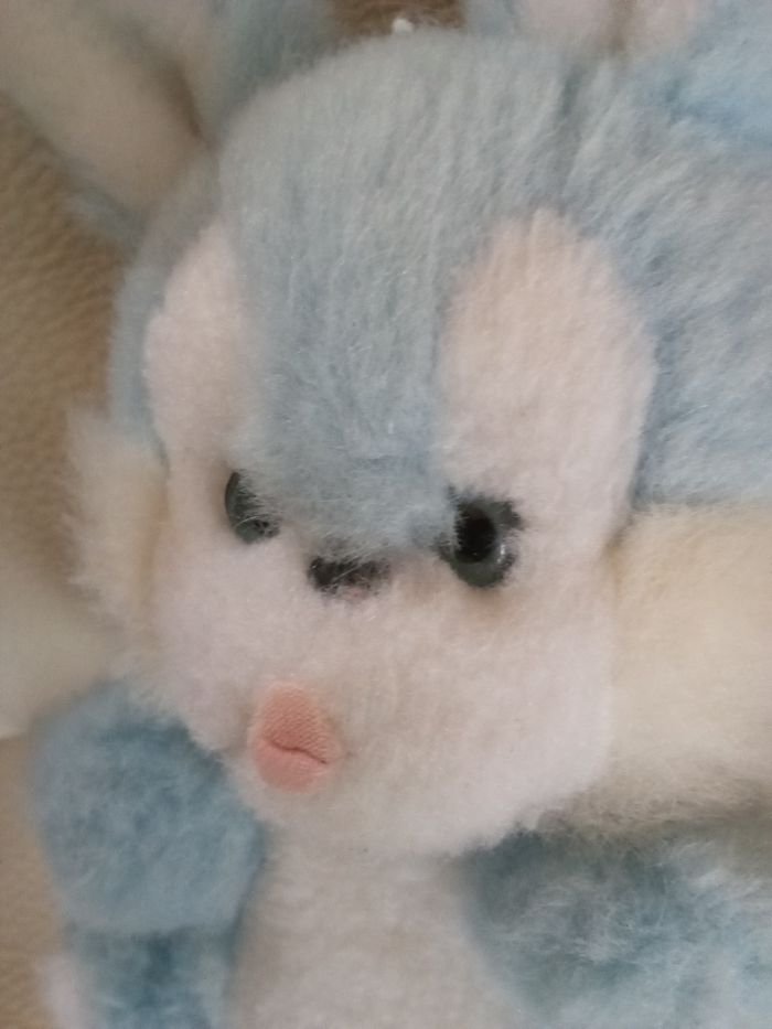 Peluche lapin bleu clair blanc assis Nounours  bicolore yeux durs plastique  nez noir bouche tissu rose clair style feutrine  ventre  blanc  vintage ancien  joli d'occasion - photo numéro 8
