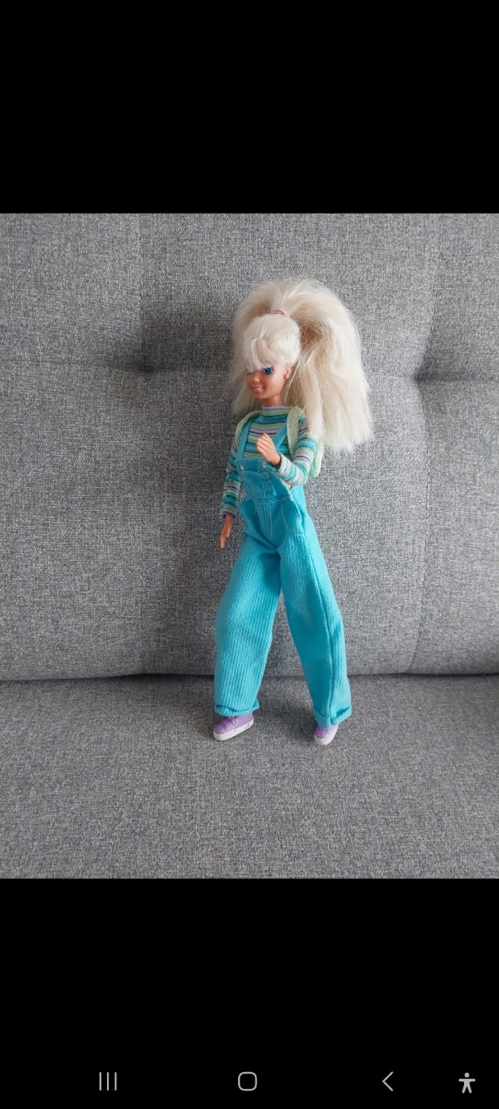 Poupée barbie 1976 et tenues